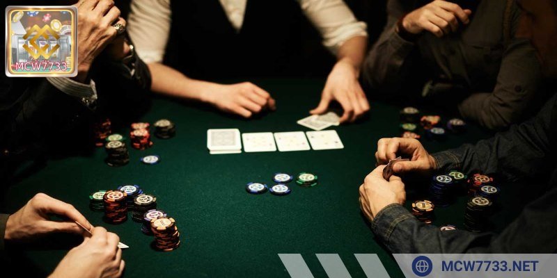 Một ván Poker có thể từ 2 người đến 10 người